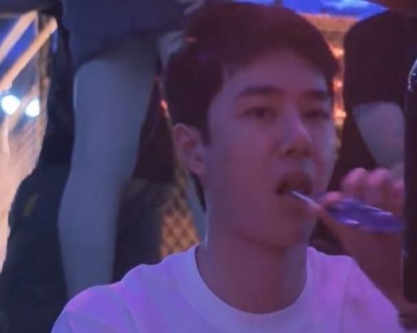 憔悴|王一博《街舞》疑“低血糖”,彩排时不停得在吃糖,素颜出镜憔悴