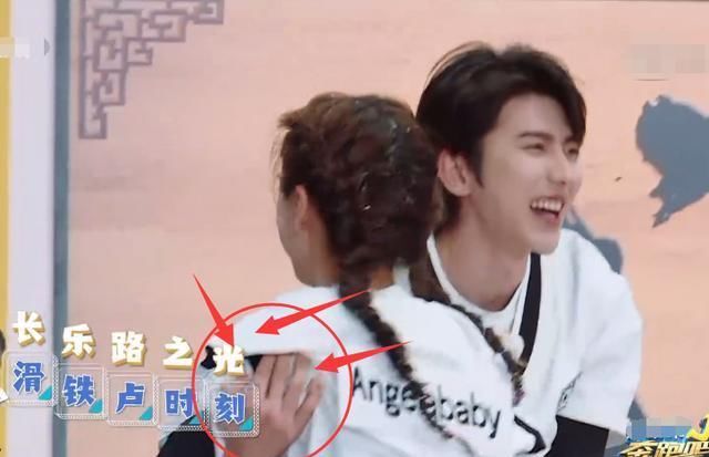  人品|baby滑倒后蔡徐坤连忙去扶，瞧见他手放的位置，人品如何有答案了