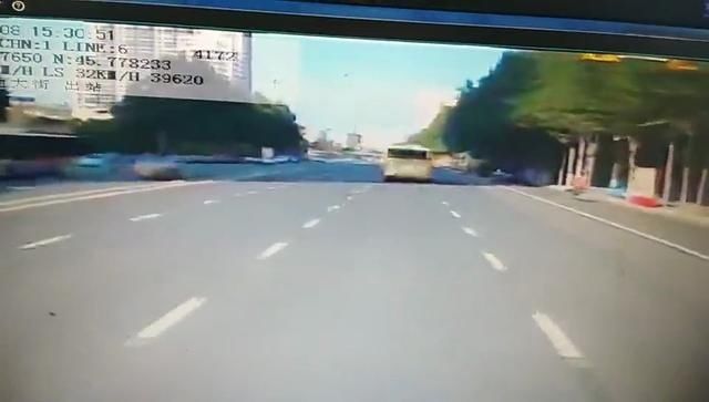 灭火器|私家车街边突发自燃 两公交车司机拎灭火器及时扑灭