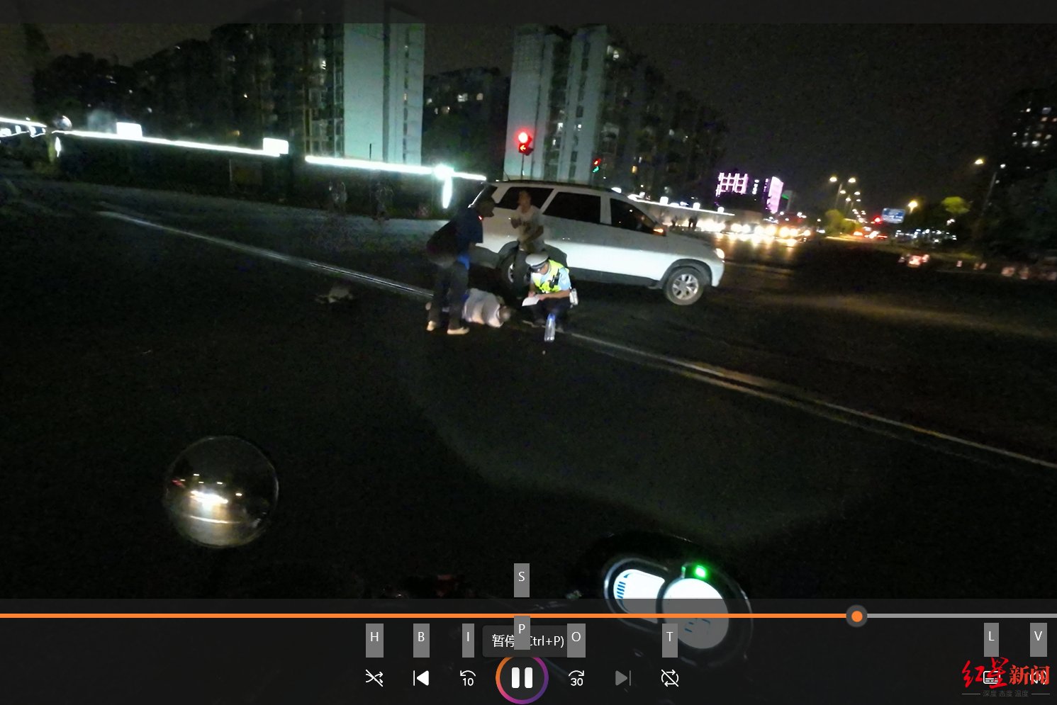 头戴运动相机，骑摩托车的红十字救护员小哥全程记录“教科书”式救护