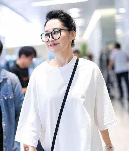  hold|许晴不服老，年过50仍把自己当少女，这鞋子“颜色”谁hold得住？