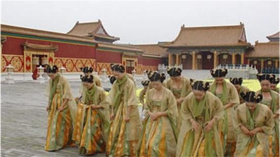 改变命运|皇帝打瞌睡，13岁宫女不懂事，一声偷笑，改变命运