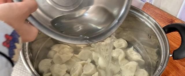  厨师|煮饺子时，最忌开水直接下锅，厨师：记住2个技巧，鲜嫩不破皮