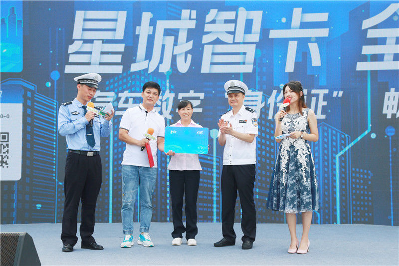 违法|27年零违法！湖南首张汽车“身份证”颁发给了她