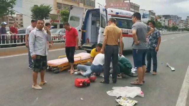 摩托|事发环城路!一辆SUV款轿车与摩托发生碰撞,两人受伤……