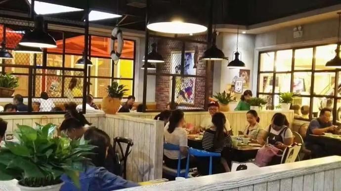 黑鱼|【吃堂】鲜辣酸爽的汤+Q弹嫩滑的鱼,这家店就凭一道菜打天下,够用了!