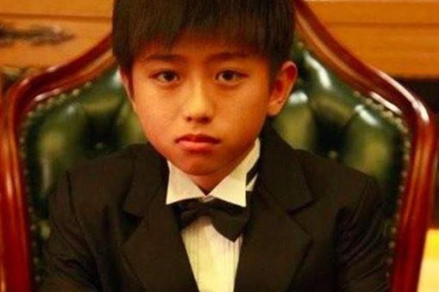  莉莉|难怪看蔡徐坤眼熟，原来8年前他就搭档“严莉莉”，网友：我眼拙