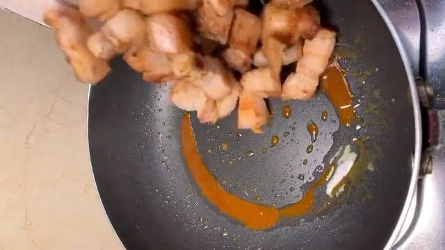 不腻|做红烧肉时，千万不要直接入锅，多加一个环节，猪肉鲜嫩不柴不腻