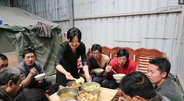 图片来自|丈夫打牌输光千万家产，她携俩女儿净身出户，把石头生意做到国外