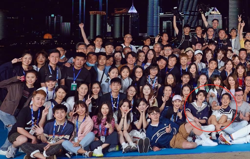  奔跑|《奔跑吧》杀青大合照，baby依旧是团宠，看到蔡徐坤郭麒麟：爱了