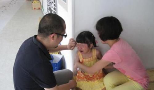  收拾|孙子耍赖不去幼儿园，被奶奶“无情”拎起，网友：一招收拾两代人