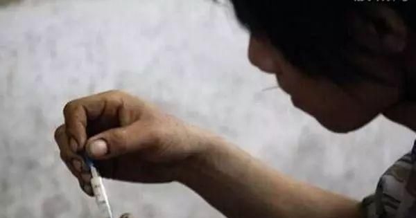  差点|网友举报吸毒邻居, 情报有误民警差点没打开门, 结果自然一网打尽