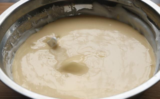  蛋白|戚风纸杯蛋糕的做法，不回缩不开裂，柔软细腻，在家做轻松搞定！