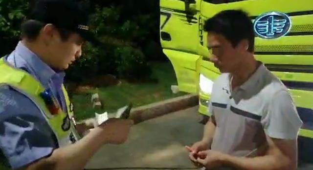  累到|男子高速上累到闭着眼睛开车，交警一句话让他沉默