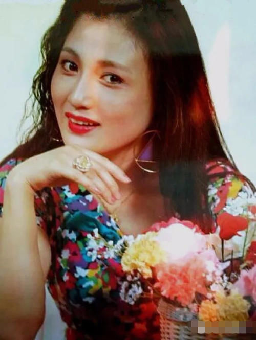  玻璃|曾经绝美容貌遭人嫉妒险被玻璃渣子毁容，如今却自行整成网红脸？