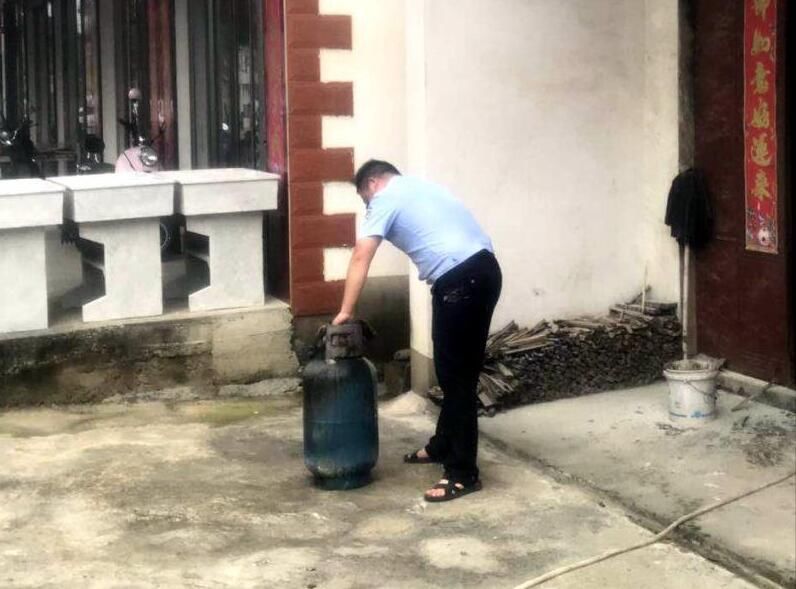  不止|液化气罐起火，泄气不止，随时爆炸 大火已从厨房烧到客厅
