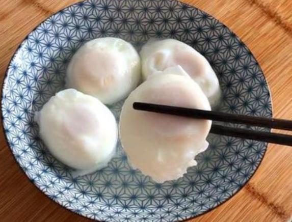 下锅|水煮荷包蛋,直接下锅是错的,学会这个技巧之后,鸡蛋圆嫩不散花