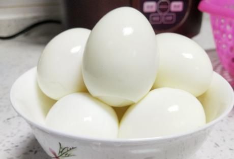 煮鸡蛋的小|煮鸡蛋时,别直接就下锅,老师傅分享3个小技巧,鸡蛋嫩滑易剥壳