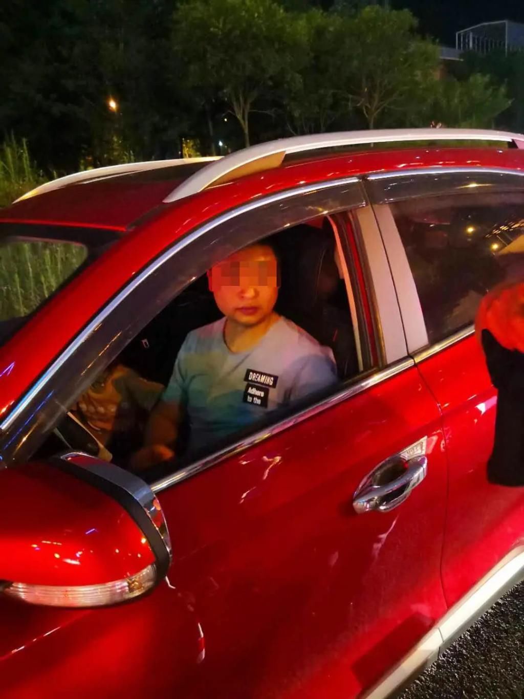  驾驶座|糊涂父亲喝了7瓶啤酒还开车，副驾驶座上坐着3岁女儿