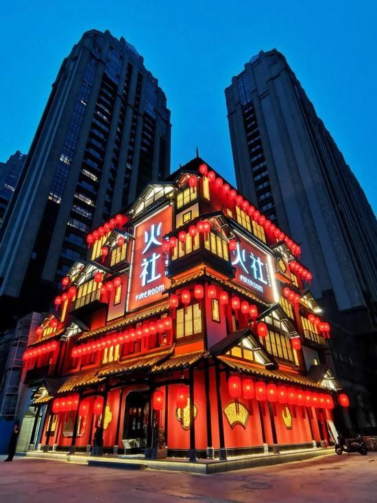  成网|邓伦开火锅店成网红打卡点 装修红火挂满红灯笼