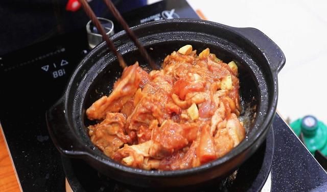  饭店|炖鸡时，有人焯水、有人直接炖？教你饭店的1招，鸡肉更香更有味