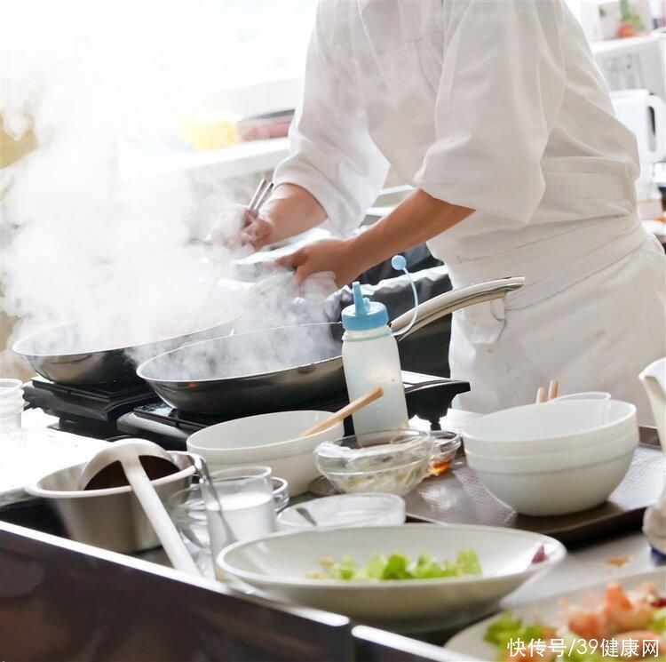柳叶刀中国癌症与饮食息息相关(柳叶刀：中国癌症死亡与饮食相关！4种做菜习惯或致癌，尽早改正)