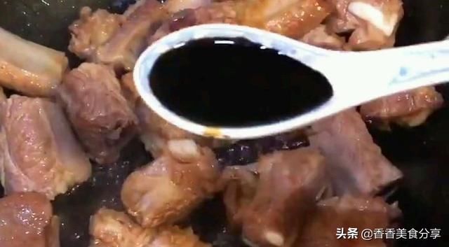  味道|香喷喷的排骨焖饭，做法很简单，味道不简单