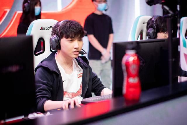  苦练|LPL排位日记：乐言新本命是莉莉娅？Xiye苦练佐伊！