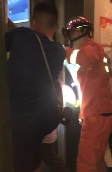  物业|老旧电梯失速冲顶，业主被抛上顶，物业拿房价威胁保密