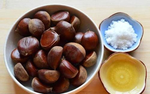 不易|原来板栗壳难剥是用错了水!学会这一招,板栗去皮干净,不易伤手