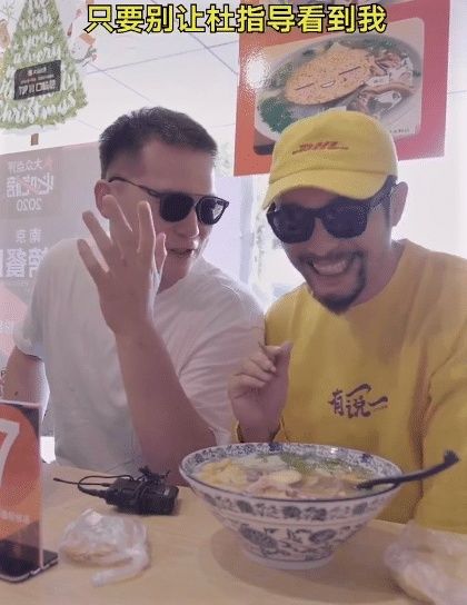  南京|回家心情不错！万圣伟化身美食主播介绍南京小吃，节目中调侃杜锋