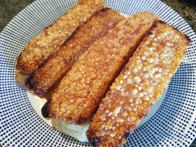 脆皮烧肉|五花肉这吃法太香了,酥脆不油腻,我家经常做,一次5斤不够吃