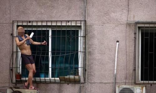 母子|男子持刀威胁同居女友母子，扬言要杀了他们，特警入室解救人质