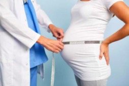 紧急|产妇突然临产,孩子在车里生了一半,医院助产士在车内搭起“临时产房”紧急处理