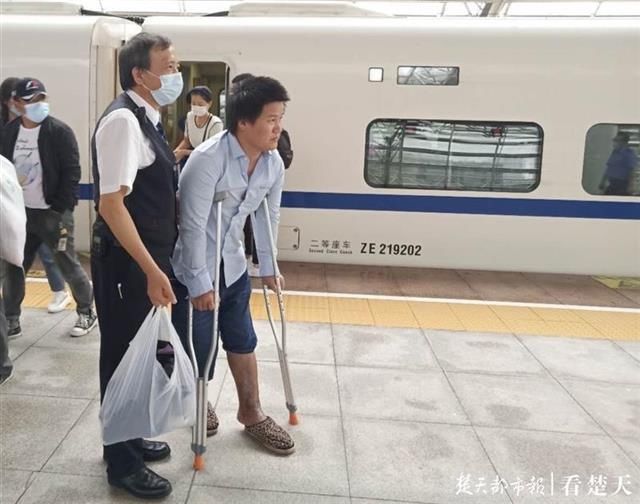  回家|列车乘务员全程悉心照顾，独自乘车的腿伤旅客顺利回家