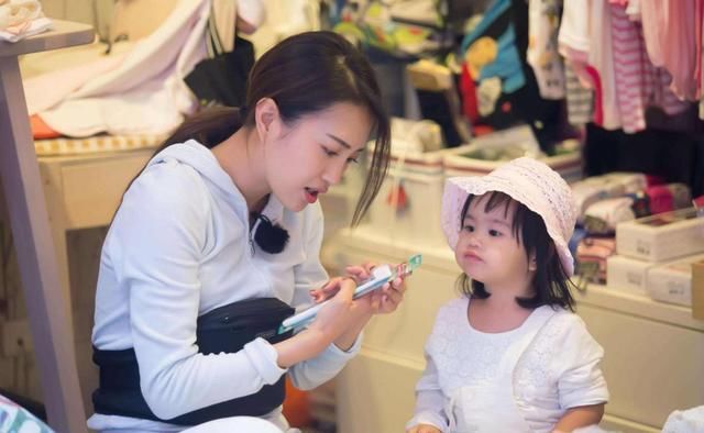  爸爸|4岁女孩和爸爸走失，民警询问父亲名字，女娃的回答让民警笑翻