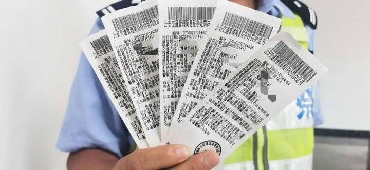  布满|车身布满广告影响安全驾驶，这样做小心被罚......