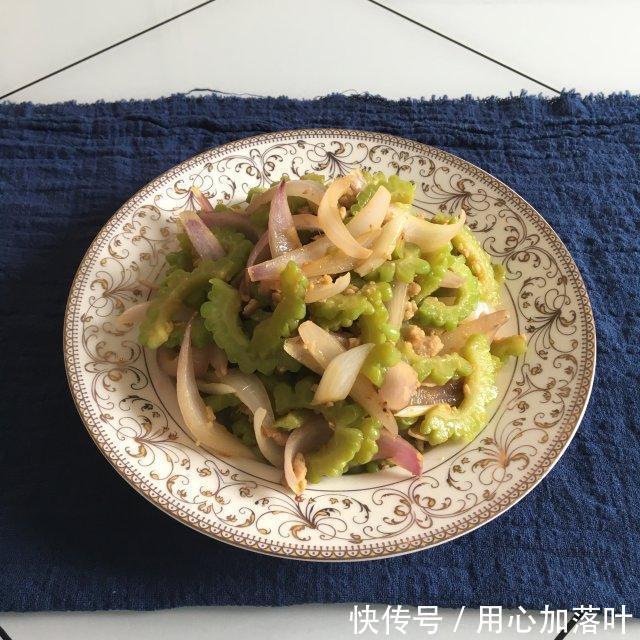 家常|肉末洋葱炒苦瓜,家常小炒,简单又不失美味