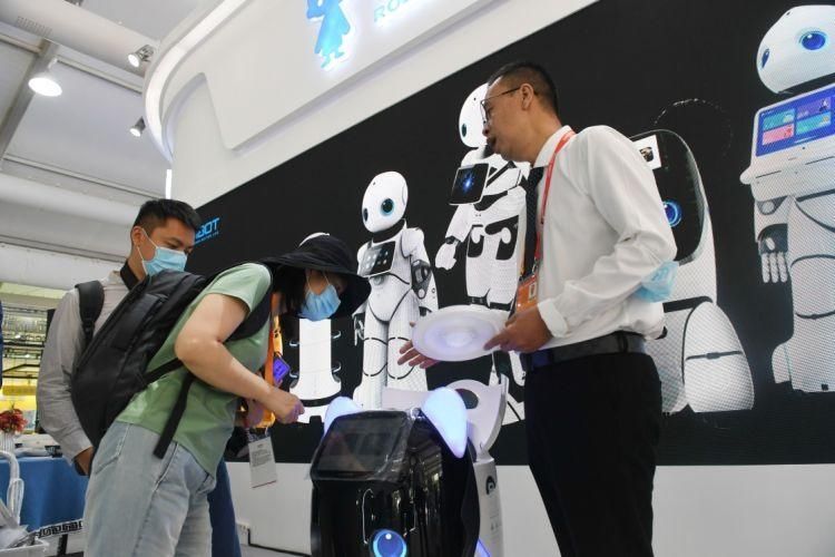  展区|走进服贸会服务机器人专题展区：黑科技让人大开眼界