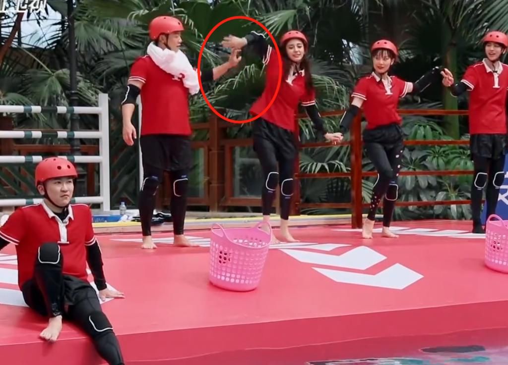  黄龄|蔡徐坤和黄龄牵手跳舞，有谁注意到他的手部姿势？ikun：和郑恺学着点