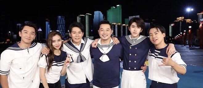  麒麟|跑男节目组晒合影，蔡徐坤郭麒麟站边缘位置，疑似不再参加下季节目