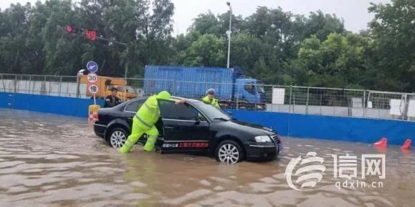 风雨|乘风破浪的逆行者 他们在风雨中防汛排险守护青岛