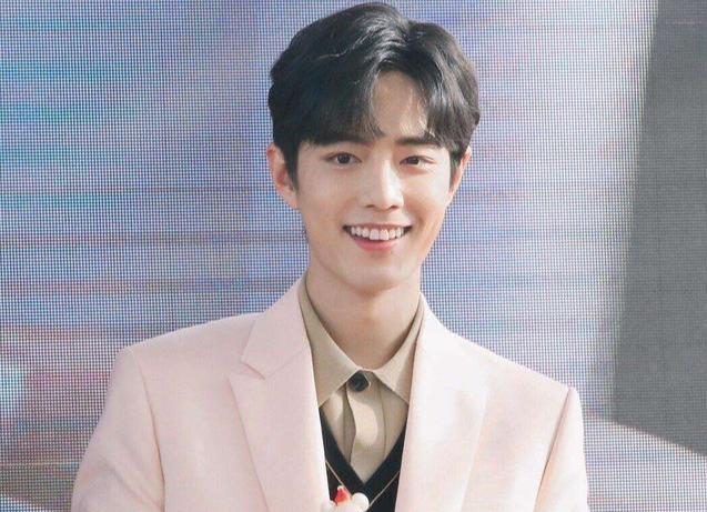 拍摄|肖战回重庆蹲路边吃早餐带火面馆,粉丝向老板求购肖战碗筷