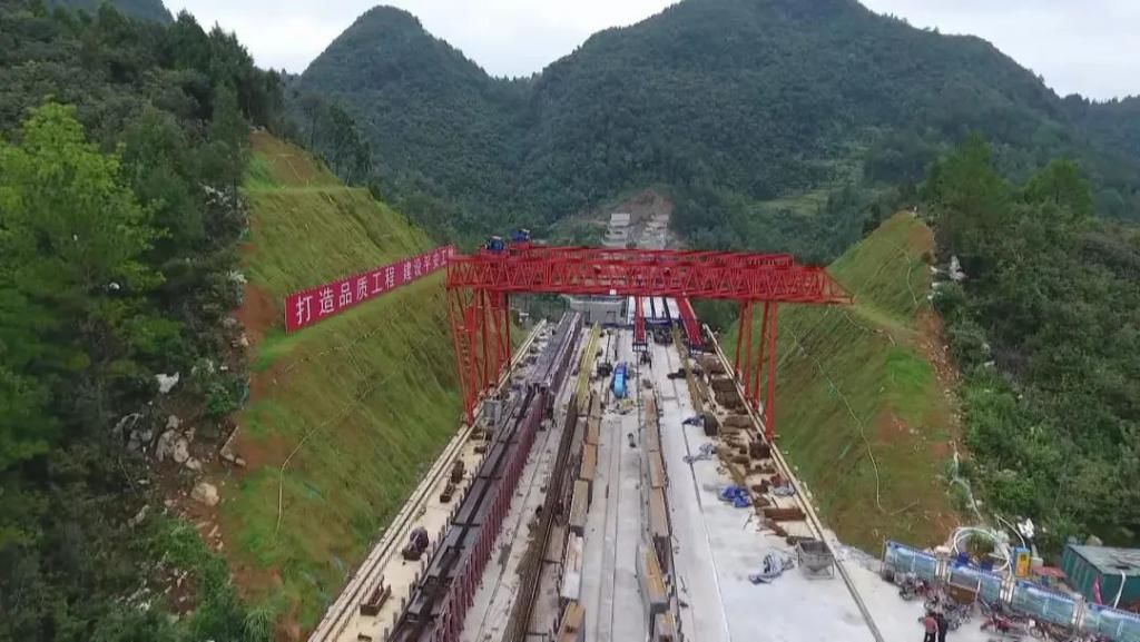 高速公路|遵余高速今年底通车、首个长隧道在瓮安顺利贯通