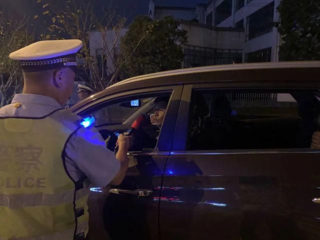 严查|【创文进行时】婺源公安交警严查各类违法行为