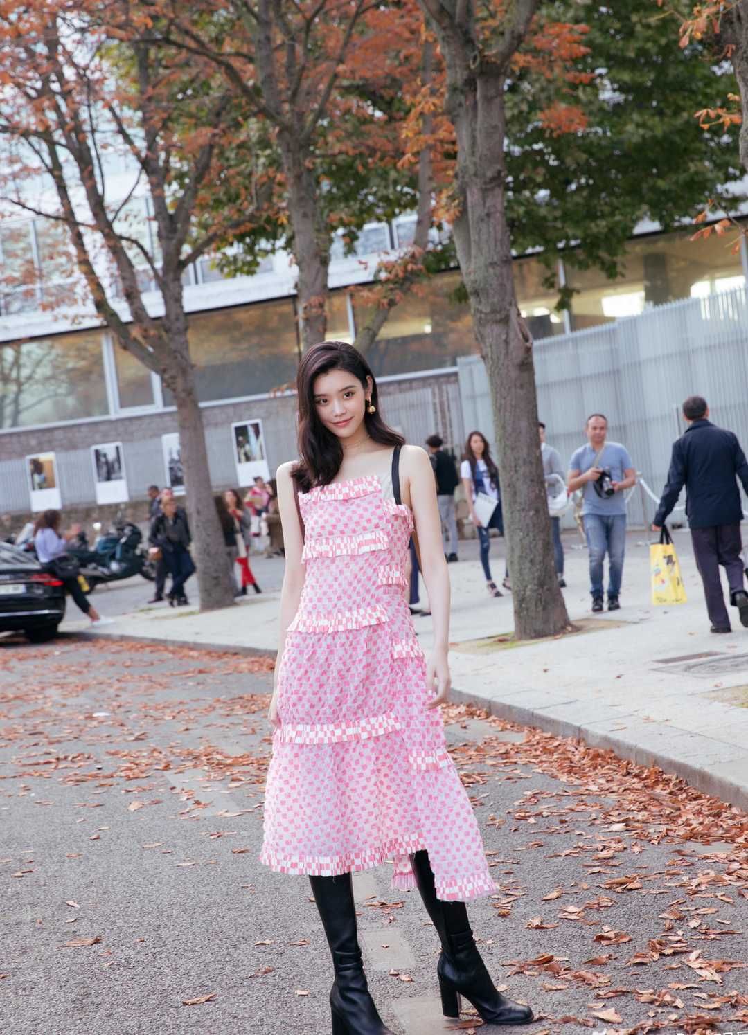  庆生|温碧霞一家三口庆生，穿上最爱的吊带裙配头巾，这打扮哪像54岁