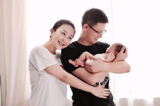  男女|男女桥上争吵，女子把怀中婴儿抛入江中，正要跟着跳，被一把拽住