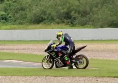  王一博|王一博，摔得体面