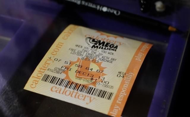 领奖|男子买彩票中1400万，领奖时竟当场放弃400万