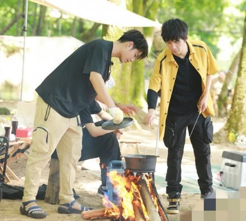  王一博|《以家人之名》三兄妹野外露营欢乐多，王一博他们是一群憨憨吗